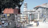 Plaza Fundacional, entre fortalezas y torres. La venta de libros es un rasgo notable en la capital de Cuba.
