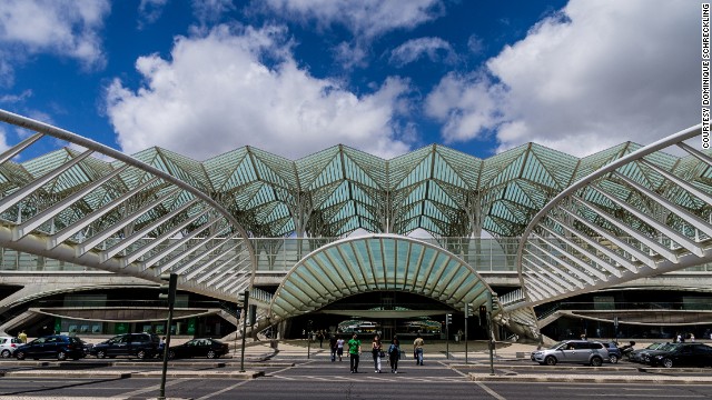 The Gare do Oriente in Lisbon is distinguished by its unique roof. The steel skeleton covers eight elevated tracks and their corresponding platforms, with the roof resembling the underside of a leaf.
