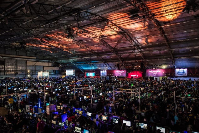 World's Biggest LAN Party Had Over 22,000 Computers, Looked Awesome