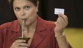 Con un mate. Rousseff votó en Porto Alegre, dijo que la campaña tuvo momentos lamentables y aceptó un mate que le convidaron (AP)