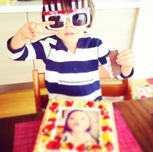 SHIHO、娘サランちゃんの誕生日パーティーを公開…キュートなケーキにサングラス