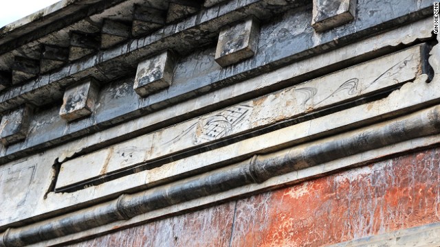 Each of the mansions boast its own unique style, displaying the rank, importance and interests of the owner. The murals on Liu's door frame indicates his social status in the town.