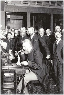 Alexander Graham Bell al teléfono