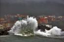 Imagen del Puerto de la Guardia, en la costa gallega, que ha amanecido hoy con vientos de entre 70 y 80 kilómetros por hora y lluvias que han alcanzado los 15 litros por metro cuadrado. EFE