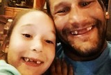 BLOG: Hendo posta foto ao lado de filha sem um dos dentes: "Tentando ser como o pai"