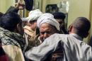Varios hombres lloran durante el funeral de un copto egipcio decapitado en Trípoli por el yihadista Estado Islámico (EI). EFE/Archivo