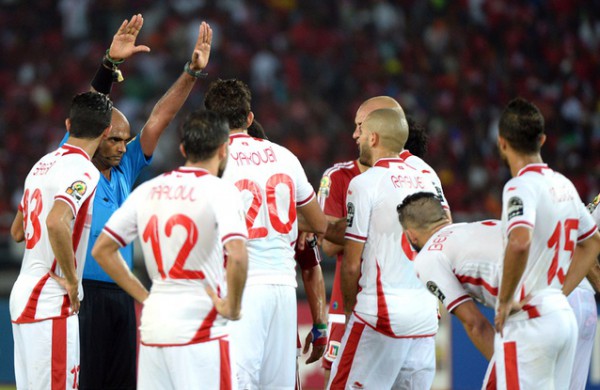 joueurs-tunisiens-arbitre-quart-finale-can-2015-31-janvier-2015