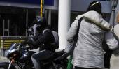 Seguidos y asaltados. Por lo general, los robos son cometidos por motochoros lejos de los bancos (Ramiro Pereyra/La Voz)