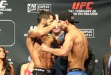 FOTOS: as encaradas da pesagem do UFC 184