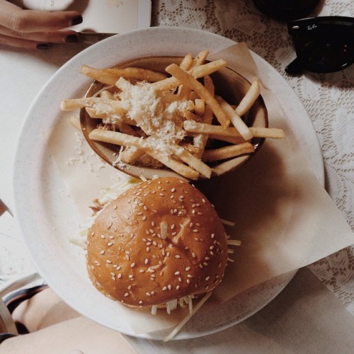 Girls’ gotta eat. #burger #lunch #cook #foodblog #food...