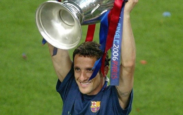 Belletti no Barcelona com a taça da Liga dos Campeões 2006 (Foto: AFP)