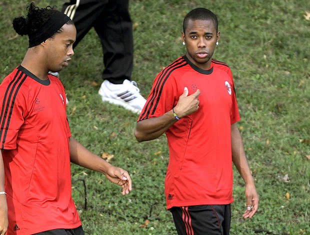 Robinho e Ronaldinho Gaúcho no treino do Milan