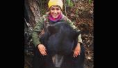 CAZA. Eva Shockey posa junto al oso muerto (Foto de Facebook Eva Shockey)