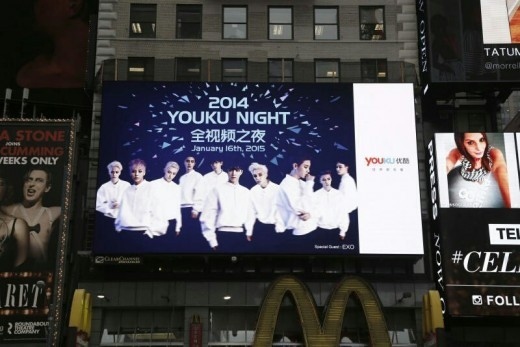 EXOがニューヨークに登場！米タイムズスクエア電光掲示板に映る姿が話題