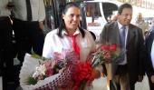 PIONERA. Silvana recibió flores durante su presentación ante la prensa (Raymundo Viñuelas/La Voz).