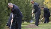 Ecología. Peña Nieto, a la derecha de Obama, y un gesto en la Apec (AP). 