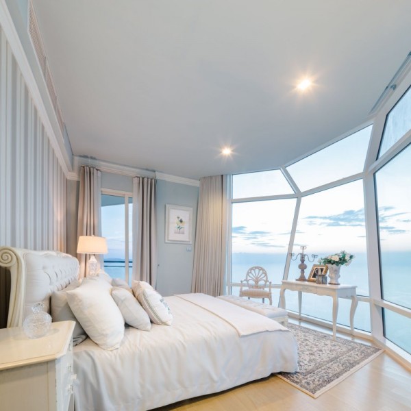 In an example of the height of luxury, this capsule bedroom makes the lucky occupant feel as if they are drifting off to sleep on the deck of a luxury yacht, gazing out over the beautiful water (with none of the seasickness).