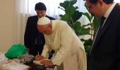 El Papa autografió el libro a sus autores, Pfaffen y Cámara.