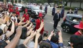 Afecto en las calles. Fotos y saludos al paso del auto del Papa (AP)