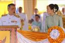 Imagen de archivo del príncipe de Tailanda, Maha Vajiralongkorn (i) y la ex princesa consorte Srirasmi (D) en una ceremonia. EFE/Archivo