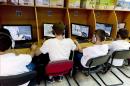 Varios adolescentes participan en un juego de ordenador en red. EFE/Archivo