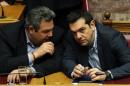 El primer ministro Alexis Tsipras (d) habla con el ministro de defensa y líder del Partido Independiente Panos Kammenos (i) después de una votación en el Parlamento griego en Atenas (Grecia). EFE/Archivo