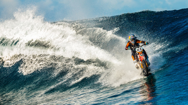 Here’s How That Nut Surfed on a Motorcycle
