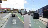 ANTES Y DESPUÉS. En abril, la imagen del Street View mostraba la bicisenda terminada. Hoy está invadida por vehículos (La Voz).