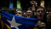 En Barcelona. Una bandera independentista y gritos de festejo tras los anuncios de los resultados (AP)