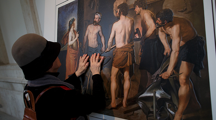 В Музее Прадо посетители могут трогать картины