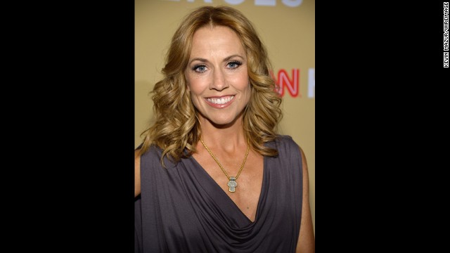 Sheryl Crow joined Top 10 CNN Hero Arthur Bloom and the MusiCorps Wounded Warrior Band onstage at the event to perform Levon Helm's "Wide River to Cross."