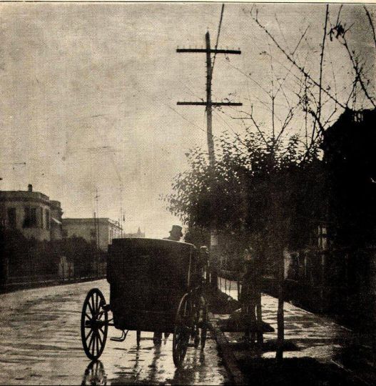 Taxi esperando en colonia Juarez / 1908