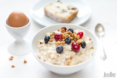 Oatmeal porridge with berries and granola