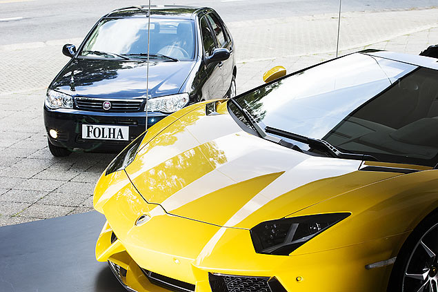 Como todo mundo que passa em frente à loja da Lamborghini, Palio "baba" no Aventador