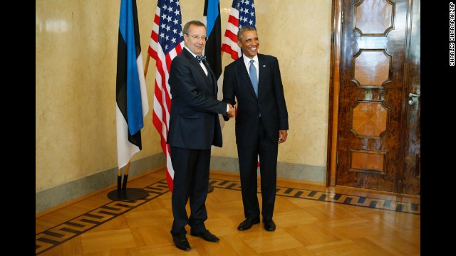 Ilves greets Obama at Kadriorg Palace in Tallinn on September 3.