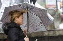 Una mujer se protege con un paraguas de la lluvia. EFE/Archivo