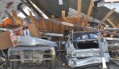 Chapa y pintura. Los vehículos que estaban siendo reparados en el taller contiguo al pasaje Cordeiro resultaron destruidos por la explosión (Sergio Cejas/La Voz)