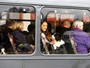 Cães chegam de transporte público para competição canina na Inglaterra