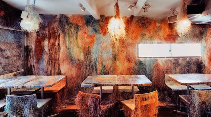 Кенго Кума оформил бар в Токио цветными проводами