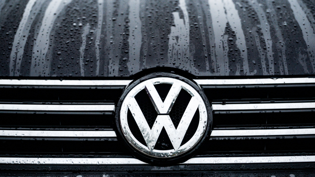 Morgentau perlt von der Motorhaube eines VW Passat Diesel | Bildquelle: dpa