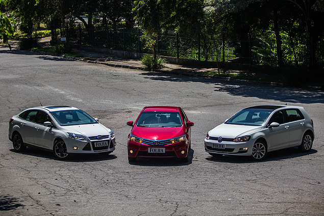 Carros mais vendidos do mundo em 2014, Toyota Corolla (centro), Ford Focus (à esq.) e VW Golf (à dir.) disputam o mesmo público no Brasil