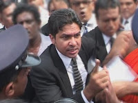 Sujeewa Senasinghe in a conflict with a Police constable while performing “Road Show”