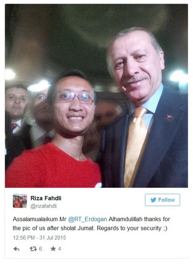 Netizen Ini Berhasil "Selfie" Bersama Presiden Erdogan Usai Sholat Jumat di Istiqlal