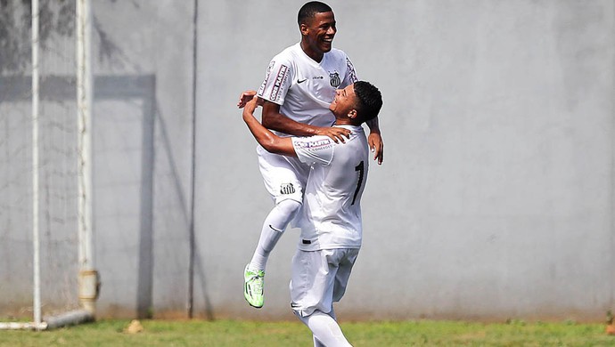 Arthur Gomes e Marquinhos (Foto: Pedro Ernesto Guerra Azevedo / Santos FC)