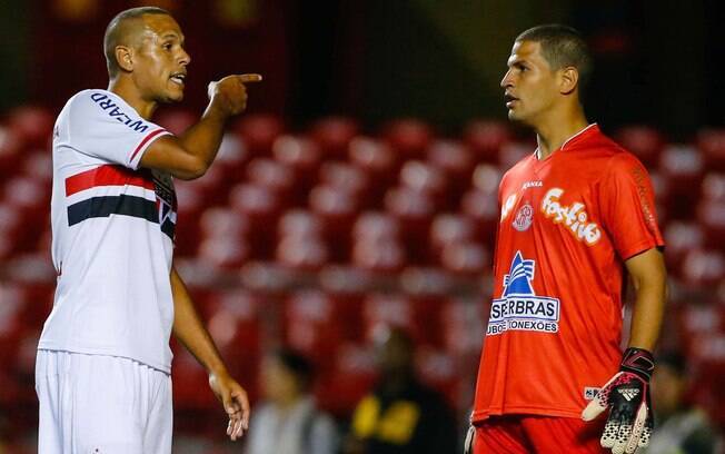 Luis Fabiano se estranha com Samuel, goleiro do Penapolense, que ajudou a equipe do interior a bater o São Paulo