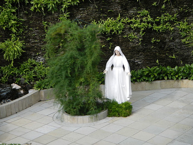 Jardín del Carmelo de Lipa donde se apareció la Virgen en 1948