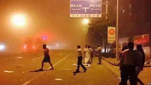 People take shelter on the street after Tianjin explosion 12/08/2015