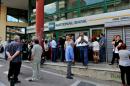 Des retraités devant un bureau fermé de la Banque nationale de Grèce à Athènes le 29 juin 2015