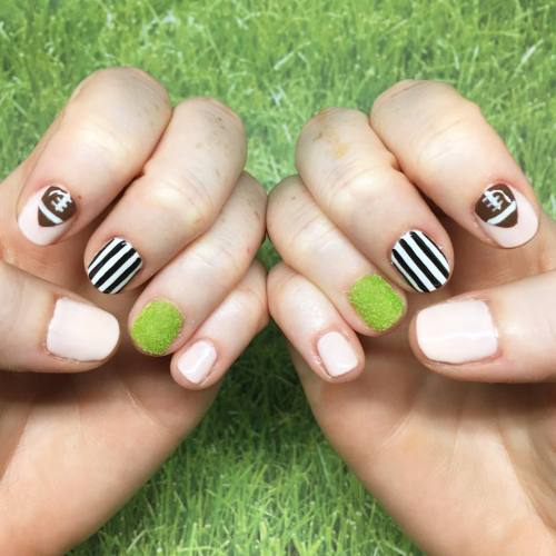 Some Thursday Night Football nails - who’s watching the...