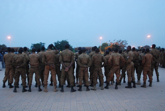 Les militaires de l'armée burkinabè au carré d'armes du Camp Naaba Koom